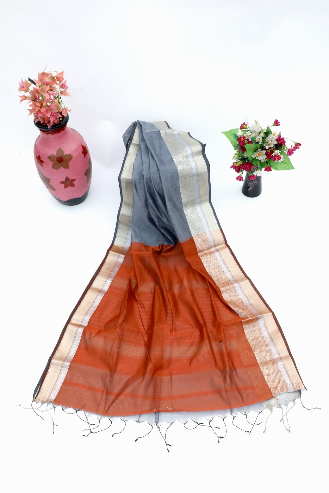 Elegant Dual-Tone Grey & Rust Handloom Saree